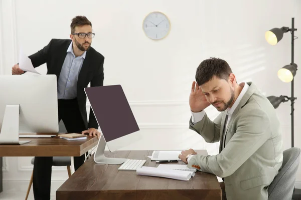 Jefe Regañando Empleado Oficina Entorno Trabajo Tóxico —  Fotos de Stock