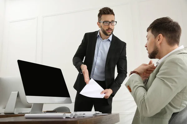 Jefe Regañando Empleado Oficina Entorno Trabajo Tóxico —  Fotos de Stock