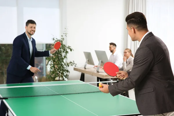 Gente Negocios Jugando Ping Pong Oficina —  Fotos de Stock