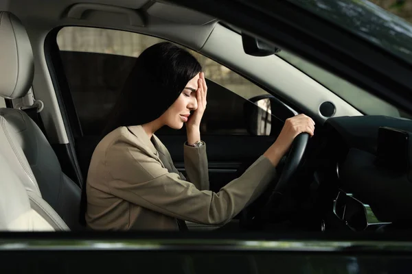 Assento Motorista Jovem Estressado Carro Moderno — Fotografia de Stock