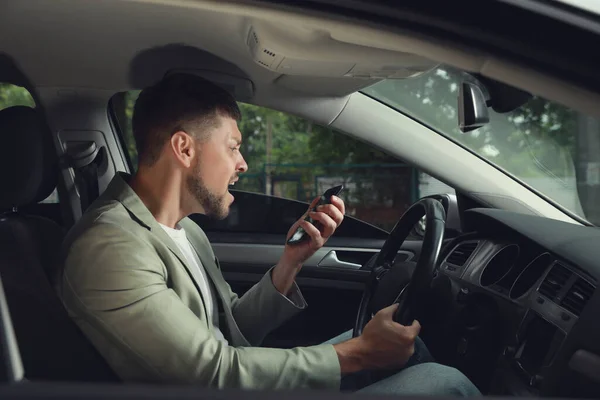 Empresário Estressado Falando Telefone Assento Motorista Carro Moderno — Fotografia de Stock