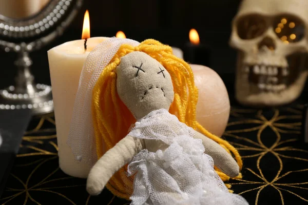 巫术娃娃在黑色垫子上用别针和蜡烛刺穿 诅咒仪式 — 图库照片