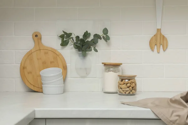 Vaso Silicone Com Ramos Eucalipto Parede Sobre Bancada Cozinha — Fotografia de Stock