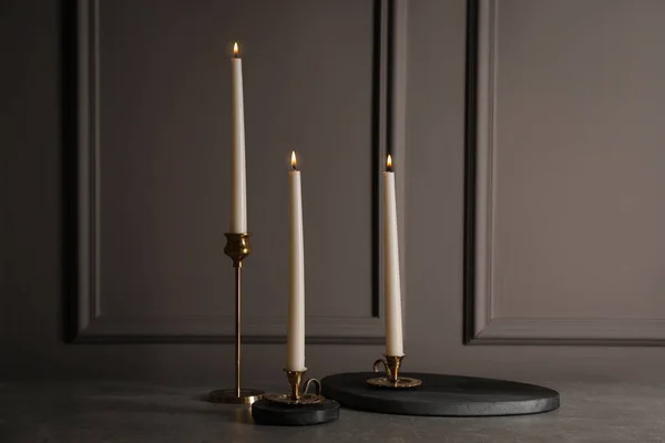 Elegante Kerzenständer Mit Brennenden Kerzen Auf Grauem Tisch — Stockfoto