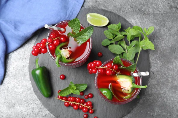 Copos Cocktail Groselha Vermelha Picante Com Jalapeno Hortelã Mesa Cinza — Fotografia de Stock