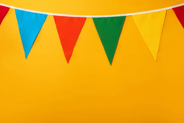 Μπάντινγκ Πολύχρωμες Τριγωνικές Σημαίες Πορτοκαλί Φόντο Χώρος Για Κείμενο — Φωτογραφία Αρχείου