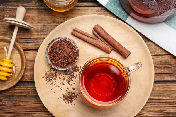 Rooibos Recién Hecho Hojas Secas Palitos Canela Mesa Madera Puesta — Foto de Stock