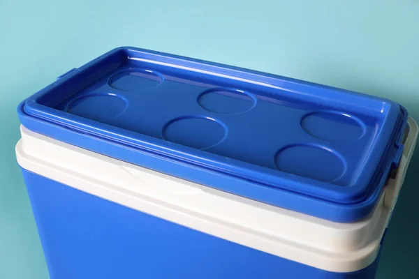 Uzavřený Modrý Plastový Chladící Box Tyrkysovém Pozadí Detailní Záběr — Stock fotografie