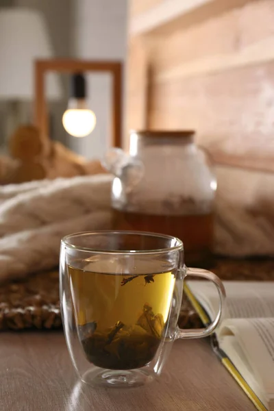 Frisch Gebrühter Tee Und Aufgeschlagenes Buch Auf Dem Holztisch Zimmer — Stockfoto