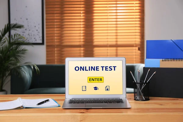 Laptop Met Online Test Briefpapier Tafel Kantoor — Stockfoto