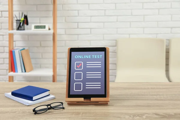 Moderne Tablet Met Online Test Notitieboekjes Glazen Tafel Kantoor — Stockfoto