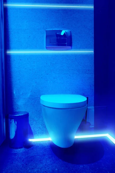 Toilettenschüssel Öffentlicher Toilette Mit Blauem Licht Beleuchtet — Stockfoto