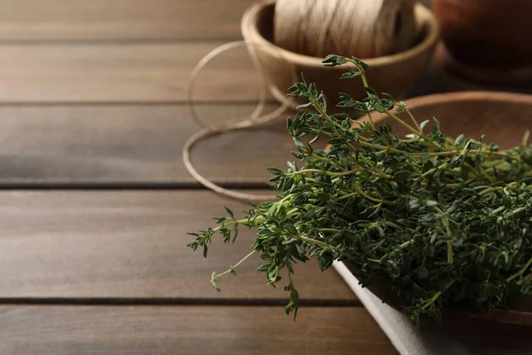 Ahşap masadaki aromatik kekik sürüsü, yakın plan. Metin için boşluk