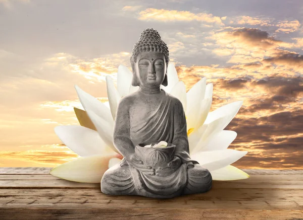 Gyönyörű Buddha Szobor Virágszirmokkal Felületén Naplementekor — Stock Fotó