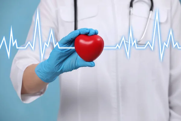 Médico Segurando Coração Vermelho Fundo Azul Claro Close — Fotografia de Stock