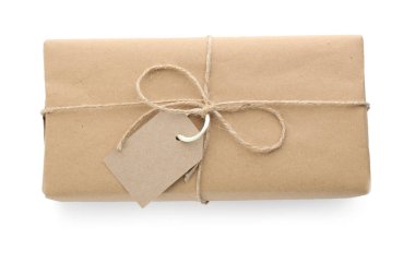 Kraft kağıdı, sicim ve etiket ile sarılı paket beyaz, üst görünümde izole