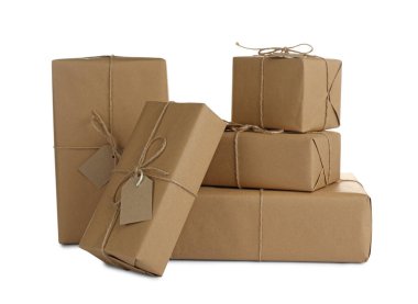 Beyaz arkaplanda etiketleri olan paketlere sarılmış paketler