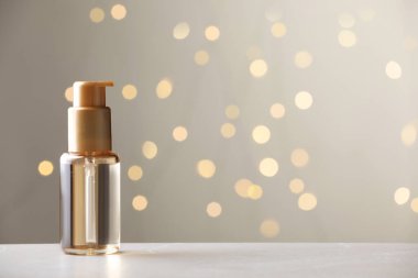 Işık tablosundaki cilt bakım ürünü bulanık ışıklara karşı, metin için boşluk