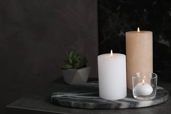 Tablero Mármol Con Velas Encendidas Mesa Oscura Espacio Para Texto —  Fotos de Stock