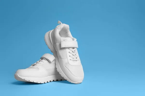 Een Paar Stijlvolle Sneakers Een Lichtblauwe Achtergrond Ruimte Voor Tekst — Stockfoto