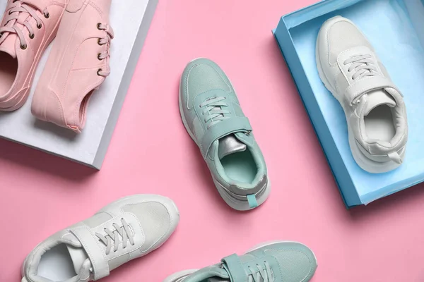 Flat Lay Compositie Met Verschillende Stijlvolle Sportschoenen Roze Achtergrond — Stockfoto