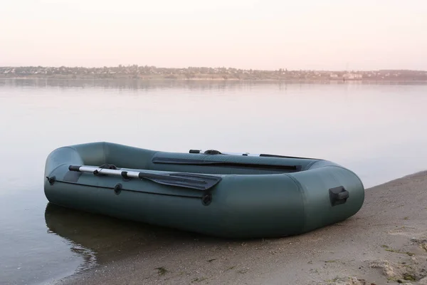 河畔沙滩上的充气橡胶渔船 — 图库照片