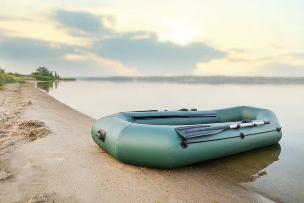 Uppblåsbar Gummibåt Sandstrand Nära Älven — Stockfoto