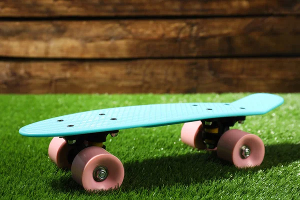 Skateboard Bleu Clair Avec Roues Roses Sur Herbe Verte Près — Photo