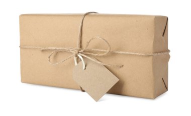 Kraft kağıdı, sicim ve etiket ile sarılı paket beyaz üzerine izole