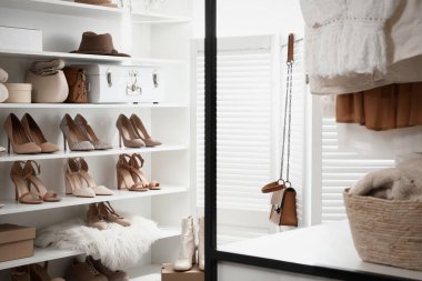 Soyunma odası. Raflarda şık ayakkabılar ve aksesuarlar var.