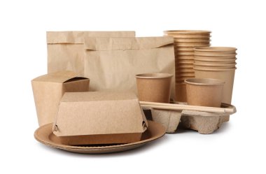 Beyaz arka planda farklı çevre dostu ürünler