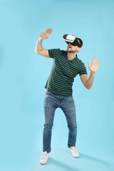 Homem Usando Fone Ouvido Realidade Virtual Fundo Azul Claro — Fotografia de Stock