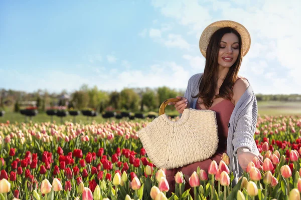 Vrouw Prachtig Tulpenveld Zonnige Dag — Stockfoto