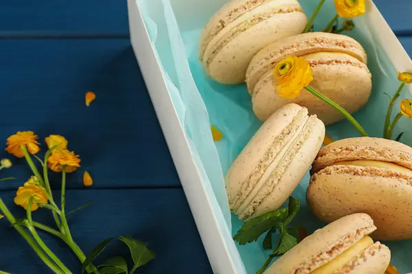 Deliciosos Macarons Flores Mesa Madeira Azul Close — Fotografia de Stock