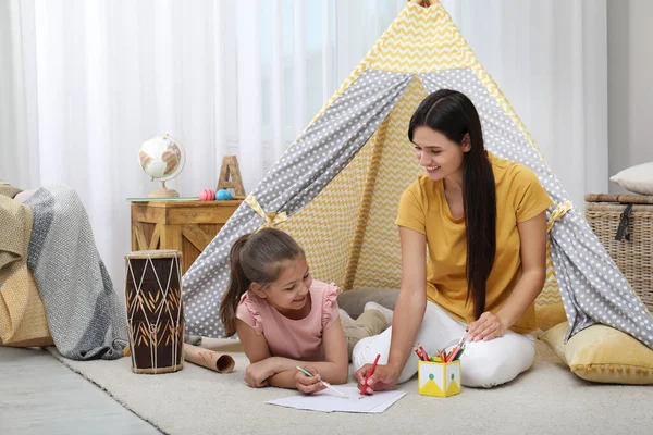 Madre Hija Dibujando Cerca Juguete Wigwam Casa —  Fotos de Stock