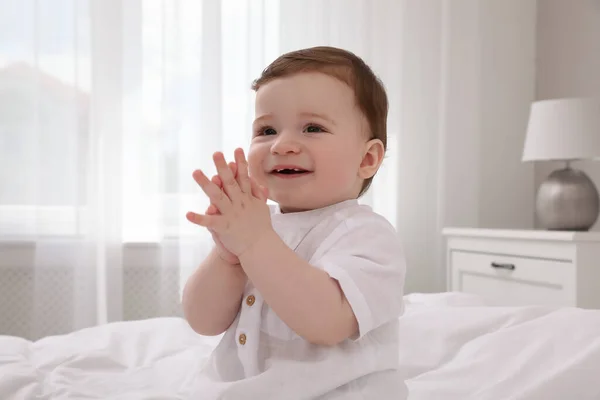 Glücklicher Kleiner Junge Hause Bett — Stockfoto