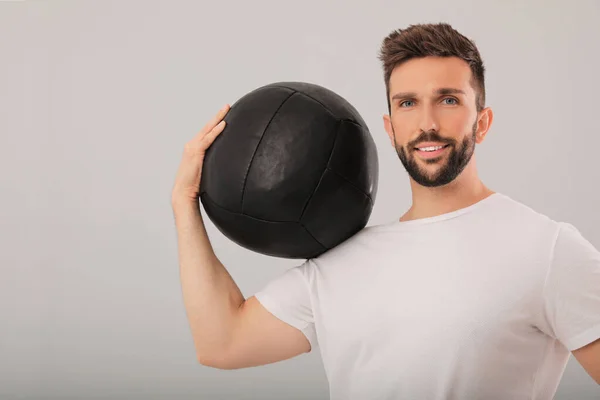 Sportlicher Mann Mit Medizinball Auf Hellgrauem Hintergrund — Stockfoto
