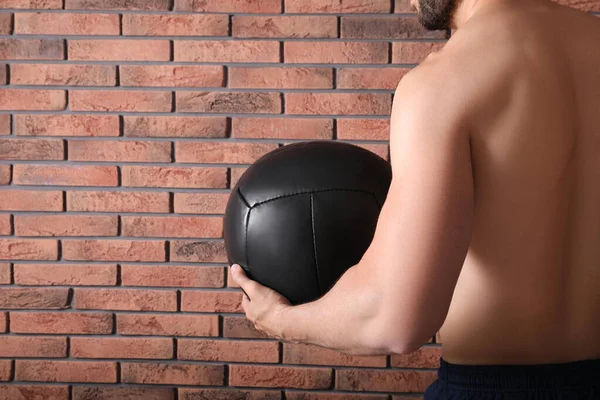 Pria Atletik Dengan Obat Obatan Dekat Dinding Bata Merah Closeup — Stok Foto