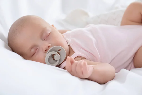 Lindo Bebé Con Chupete Durmiendo Cama Primer Plano — Foto de Stock
