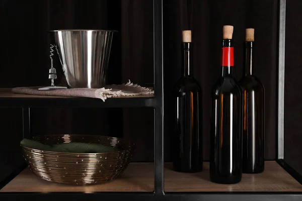 Botol Anggur Ember Dan Pembuka Botol Rak Dengan Latar Belakang — Stok Foto