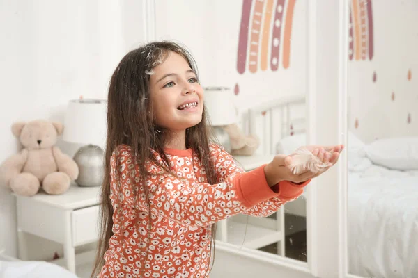 Nettes Kleines Mädchen Pyjama Das Hause Mit Federn Spielt Glückliche — Stockfoto