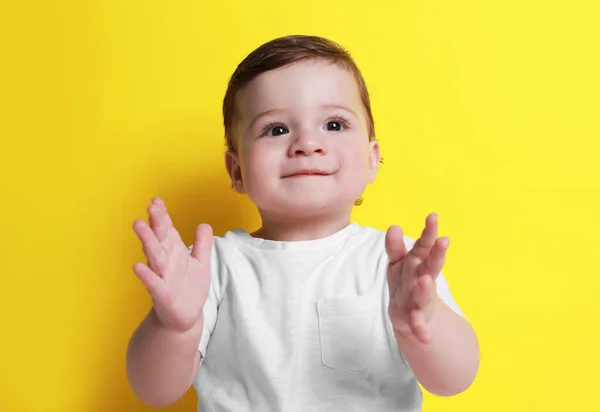 Симпатичный Счастливый Мальчик Желтом Фоне — стоковое фото