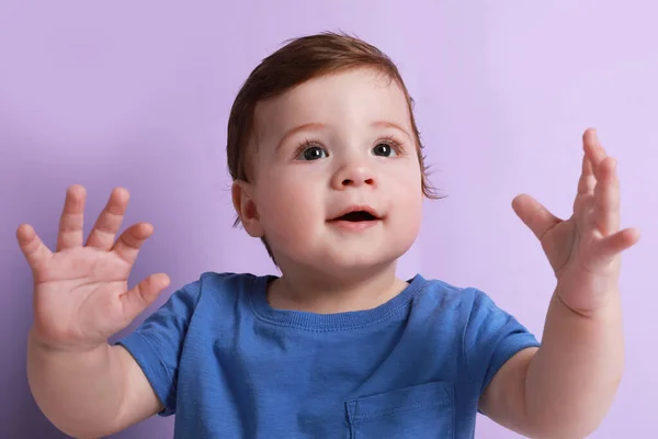 可愛い赤ちゃん男の子オンバイオレット背景 — ストック写真