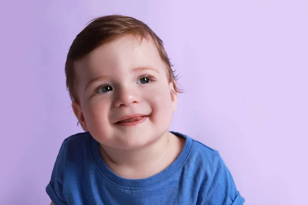 Schattig Gelukkig Baby Jongen Violette Achtergrond — Stockfoto