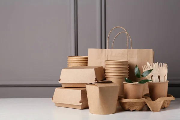 Wegwerpbare Milieuvriendelijke Producten Witte Houten Tafel Ruimte Voor Tekst — Stockfoto