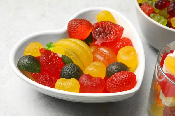 Läckra Fruktiga Gummy Godis Ljusgrå Bord Närbild — Stockfoto