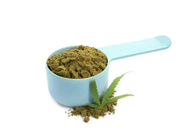 白色背景的大麻蛋白粉和绿叶勺 — 图库照片