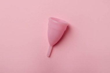 Pembe arka planda regl fincanı, üst manzara