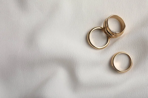 Elegante Gouden Ringen Witte Stof Plat Gelegd Met Ruimte Voor — Stockfoto