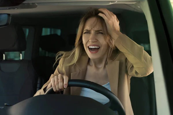 Femme Colère Stressée Dans Siège Conducteur Voiture Moderne Vue Travers — Photo